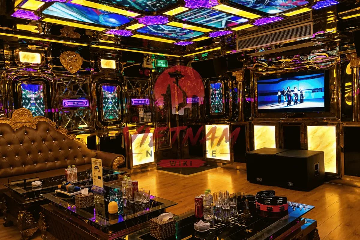 벤츠 가라오케 골드 럭셔리 룸 — 사자 문양 골드 아치와 RGB 천장 패널, JBL 음향 스피커