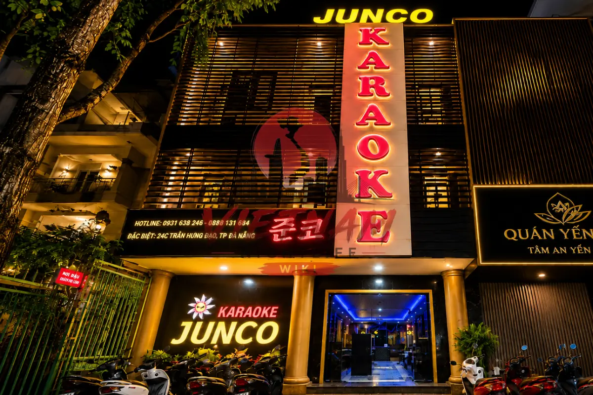 다낭 준코 가라오케 야간 건물 외관 전경 — 대형 붉은색 JUNCO KARAOKE 네온 간판과 입구 전면