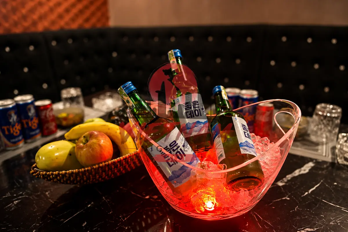 원오페라 가라오케 소주 세트 세팅 — LED 얼음 바스켓 속 한국 소주(좋은데이)와 과일 안주