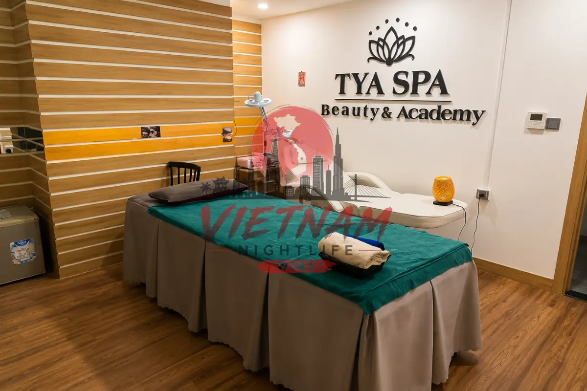 다낭 청룡열차 스파 아로마 케어 룸 — TYA SPA Beauty 연꽃 엠블럼 벽면과 아로마 마사지 베드 및 스킨 케어 베드