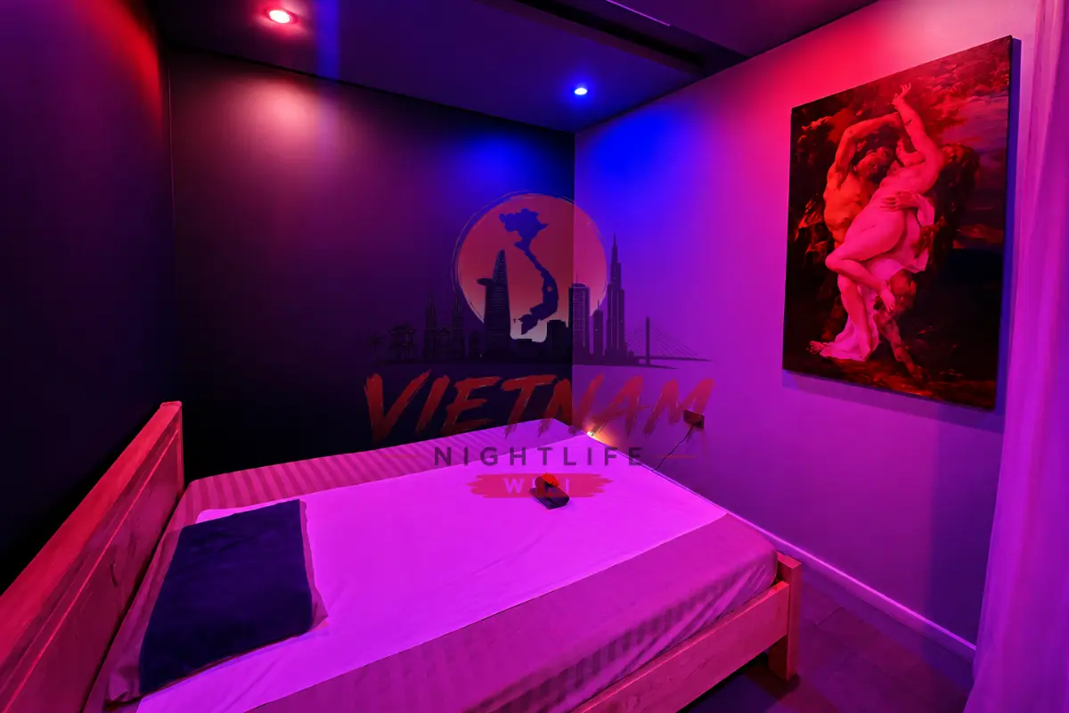 다낭 돈키호테 마사지 VIP 프라이빗 룸 — 퍼플 무드 네온 조명과 침대 천장 거울 패널