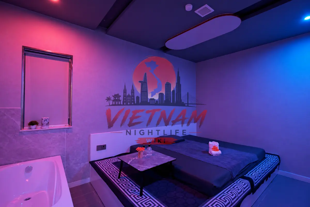 다낭 돈키호테 마사지 디럭스 VIP 룸 — 개별 스파 욕조와 평상형 가죽 매트 베드 세트