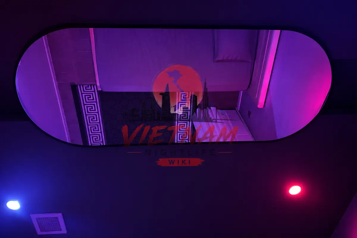 다낭 돈키호테 마사지 VIP 룸 침대 바로 위에 설치된 특수 천장 거울 수직 뷰