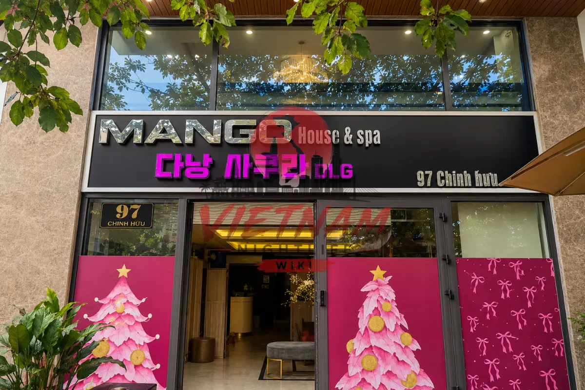 다낭 한인 사쿠라 DLG 마사지 97 Chinh Huu 파사드 전경 — MANGO House & spa 상단 간판과 다낭 사쿠라 DLG 보라 핑크 한글 LED 양각 간판 및 유리 출입문