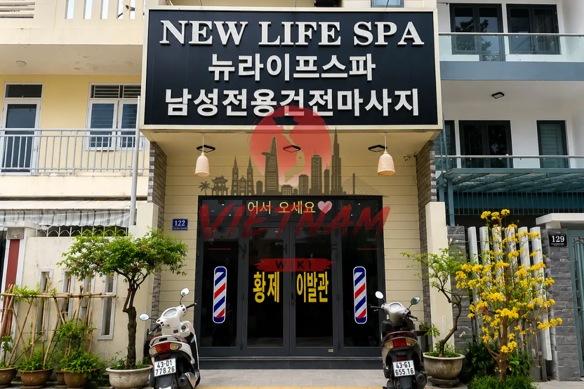 다낭 뉴라이프 스파 127 Nguyễn Xuân Khoát 파사드 전경 — NEW LIFE SPA 남성전용건전마사지 블랙 메인 간판과 황제 이발관 유리문 시트지 및 오토바이 주차 공간