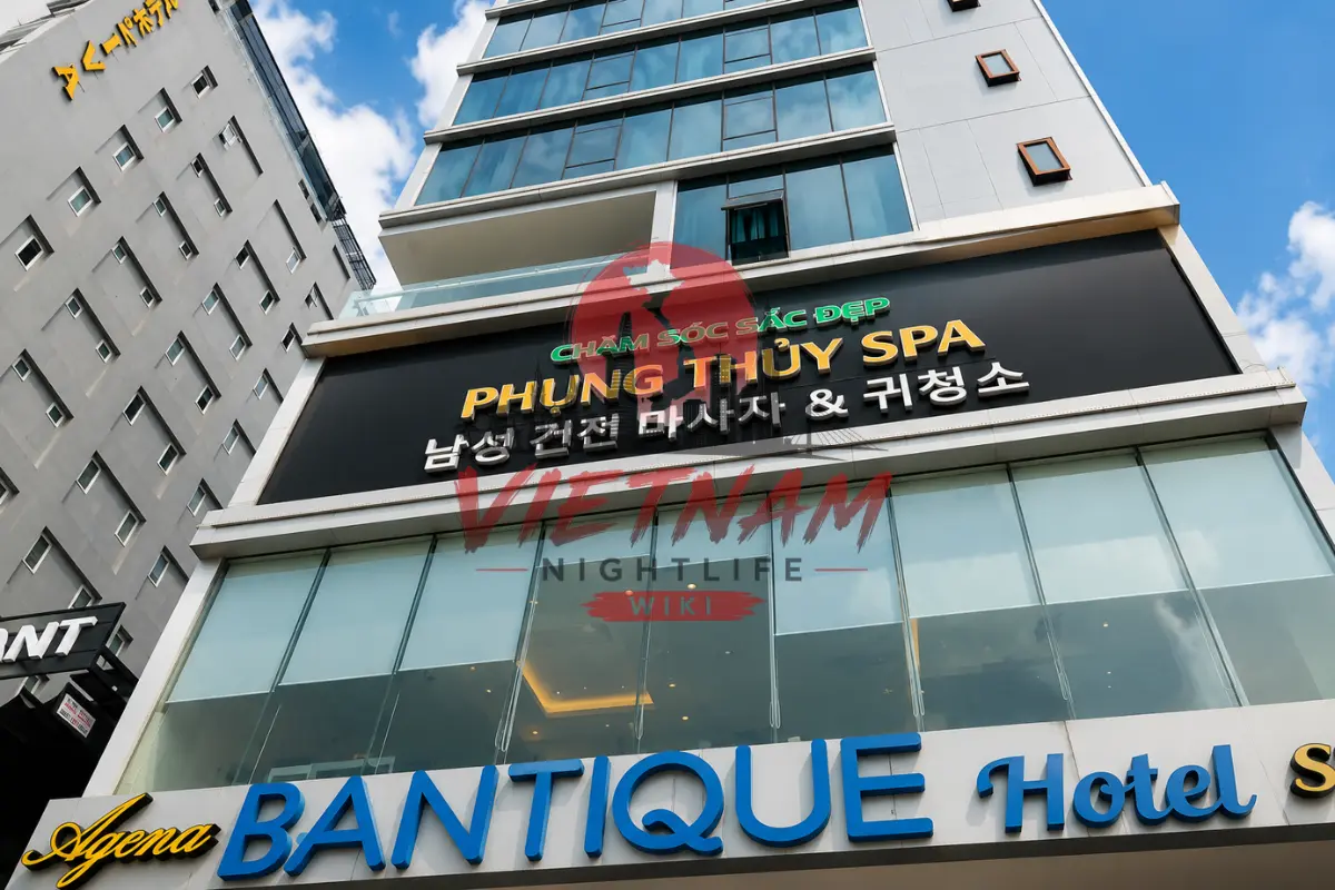 다낭 풍투이 스파 팜반동 데나 아게나 반티크 호텔 건물 전경 — 16 Phạm Văn Đồng 메인 대로변 모던 통유리 파사드와 PHỤNG THỦY SPA 대형 블랙 메인 간판