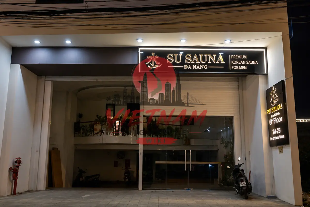 다낭 수 사우나 안하이 리탕통 단독 건물 외관 입구 전경 — 블랙 앤 골드 톤 SỬ SAUNA ĐÀ NẴNG 조명 간판