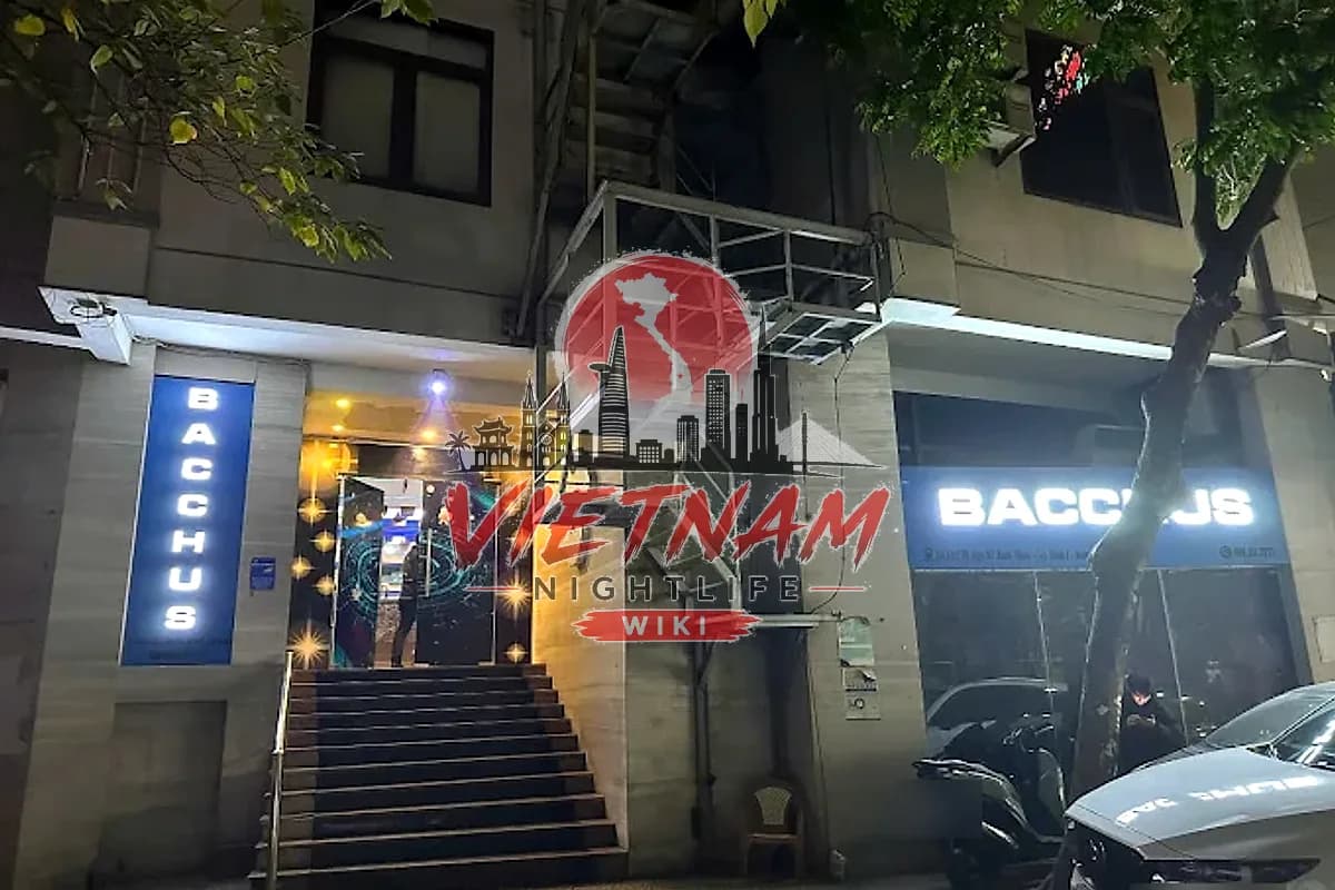 하노이 미딩 34 Ngõ 2 P. Trần Văn Lai 박카스 가라오케 BACCHUS 간판과 계단 입구 야간 외관