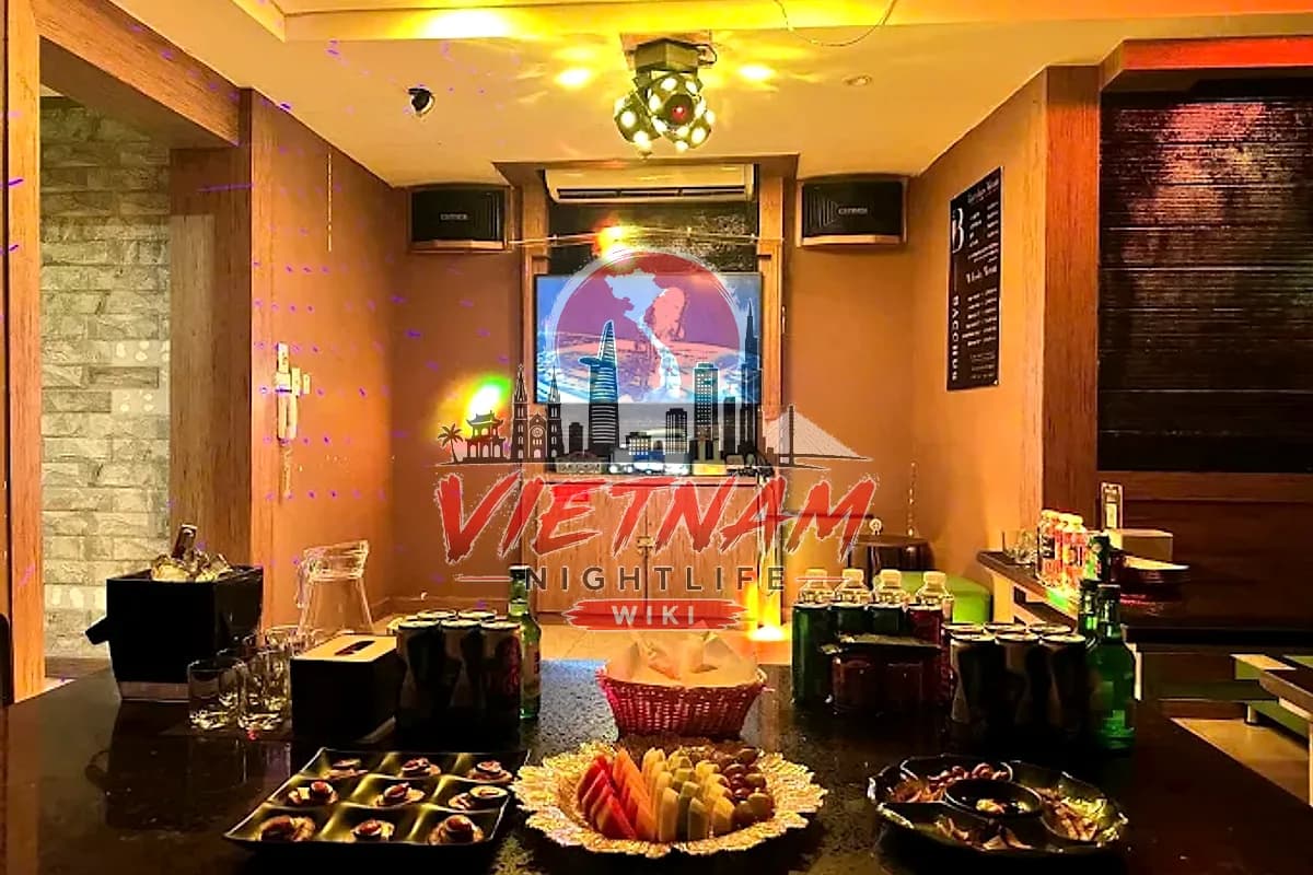 하노이 박카스 가라오케 룸 테이블에 세팅된 과일안주와 맥주, 대형 TV