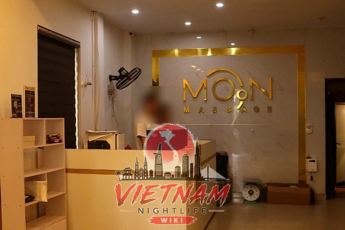 하노이 문 마사지 리셉션 카운터와 금색 MOON MASSAGE 로고 벽