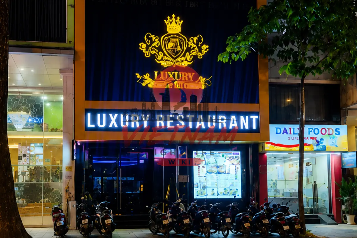 호치민 21 럭셔리 가라오케 1군 부이티쑤언 거리 야경 — LUXURY 21 골드 네온 간판 및 건물 외관