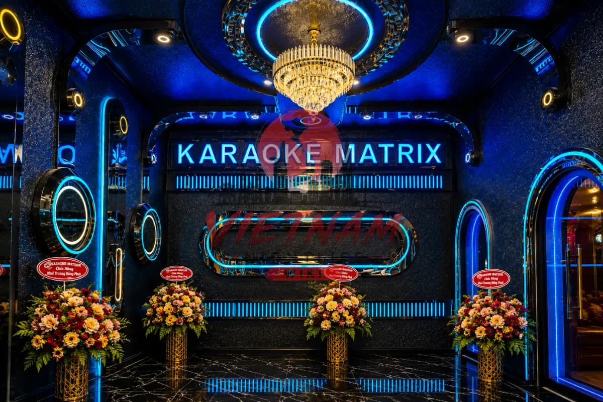 호치민 매트릭스 가라오케 블루 네온 로비 — KARAOKE MATRIX 사인·크리스탈 샹들리에·꽃다발 장식
