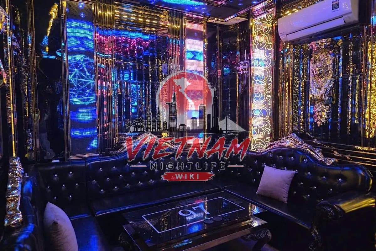 호치민 오아시스 가라오케 9번 룸 미러 벽면과 LED 패널, 블랙 소파