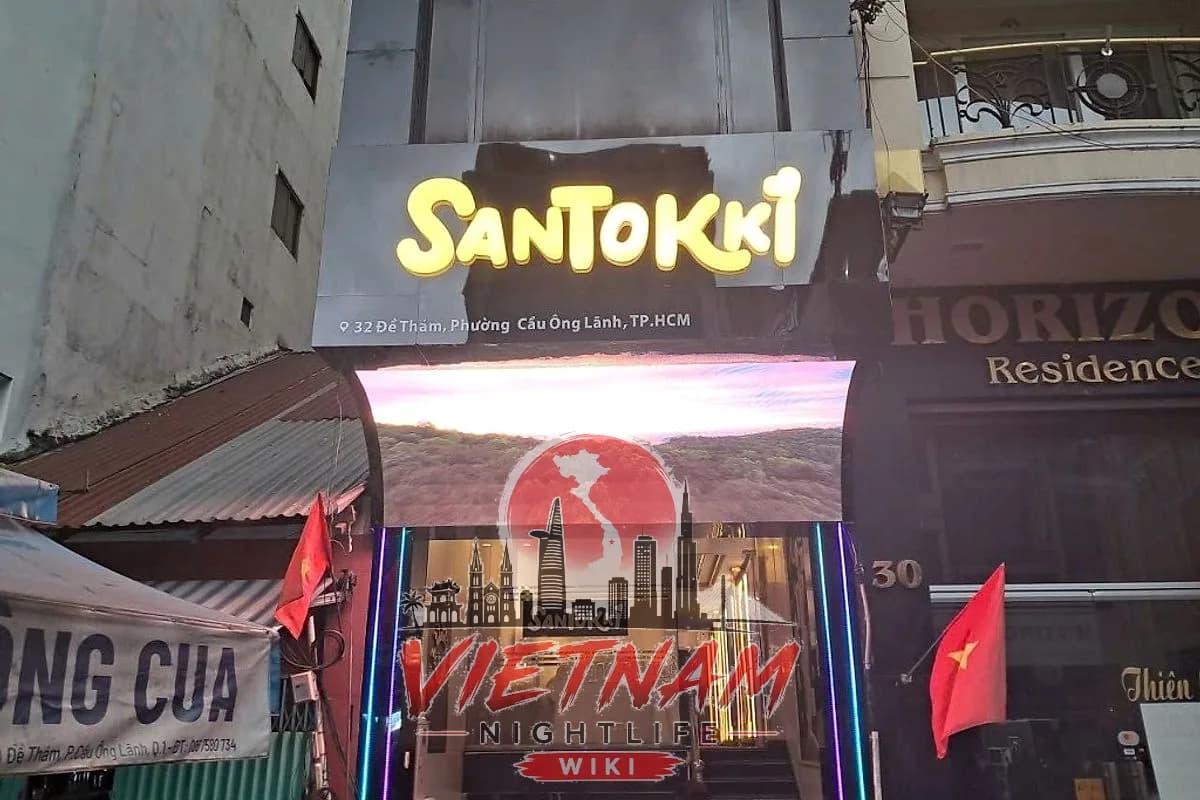 호치민 1군 32 Đề Thám 산토끼 가라오케 SANTOKKI 간판과 LED 스크린 입구