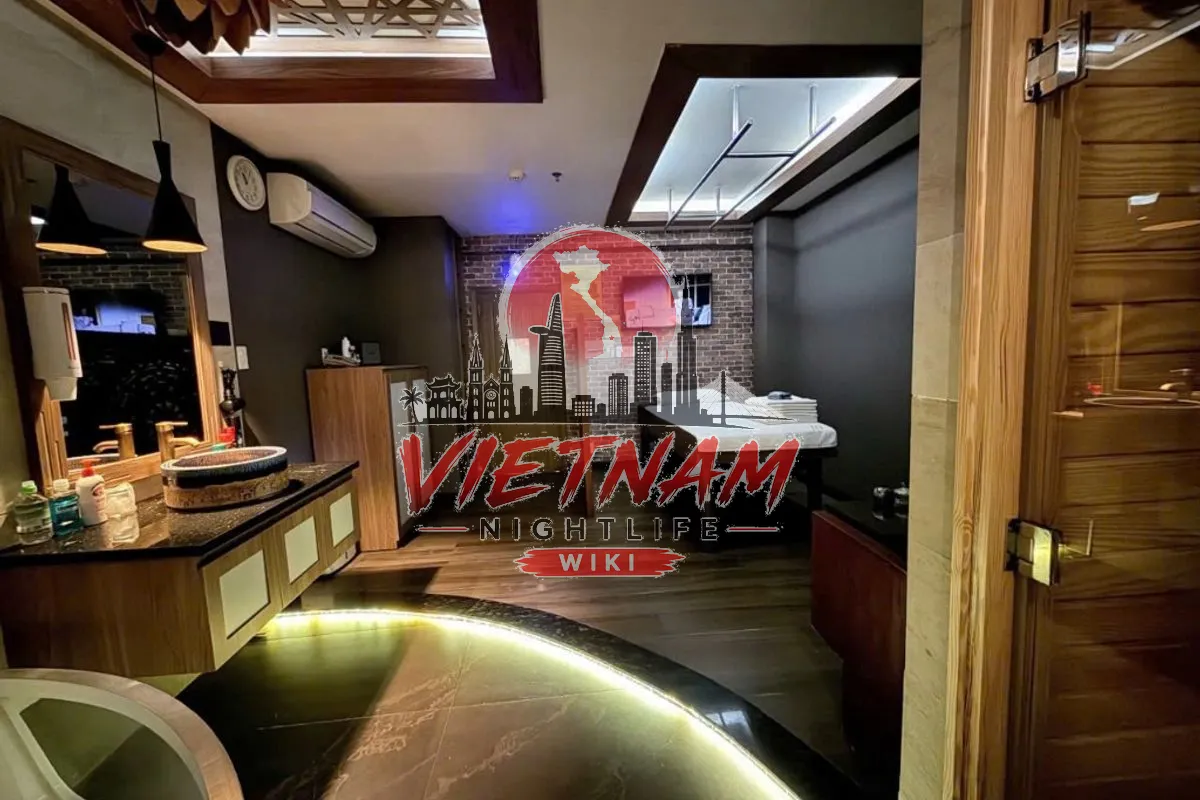 호치민 민땀 마사지 VIP 룸 마사지 베드와 세면대, 조명 바닥 욕실 공간