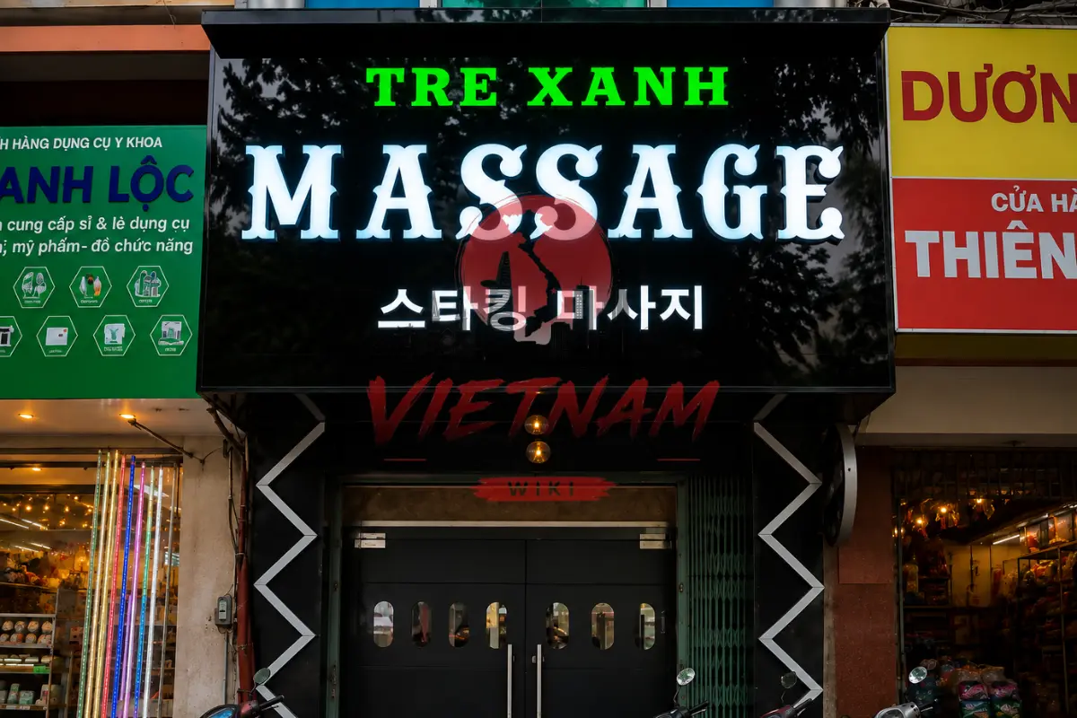 호치민 1군 끼콘 도로변 스타킹 마사지 메인 입구 LED 간판 전경
