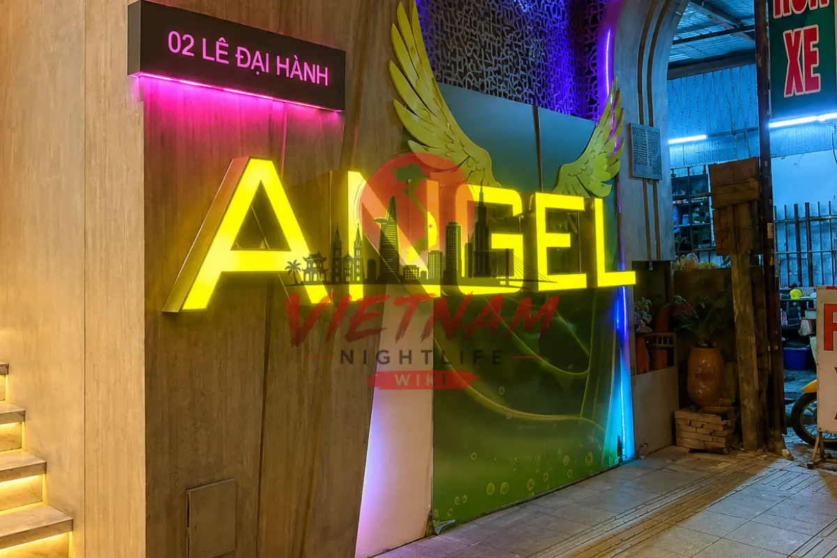 나트랑 엔젤 가라오케 2 LÊ ĐẠI HÀNH 주소가 명시된 입구 벽면과 황금빛 ANGEL 날개 형상 네온사인 간판