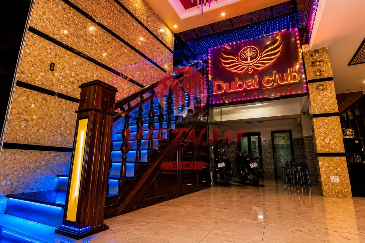 나트랑 두바이 가라오케 Dubai club KARAOKE 야자나무 엠블럼 간판과 블루 LED 목재 계단 1층 로비 입구