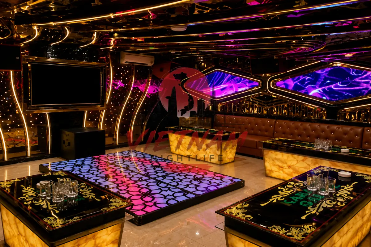 나트랑 갈리나 가라오케 LED 댄스 무대 플로어와 KARAOKE GALINA 글씨가 새겨진 프리미엄 테이블 VIP 파티 룸