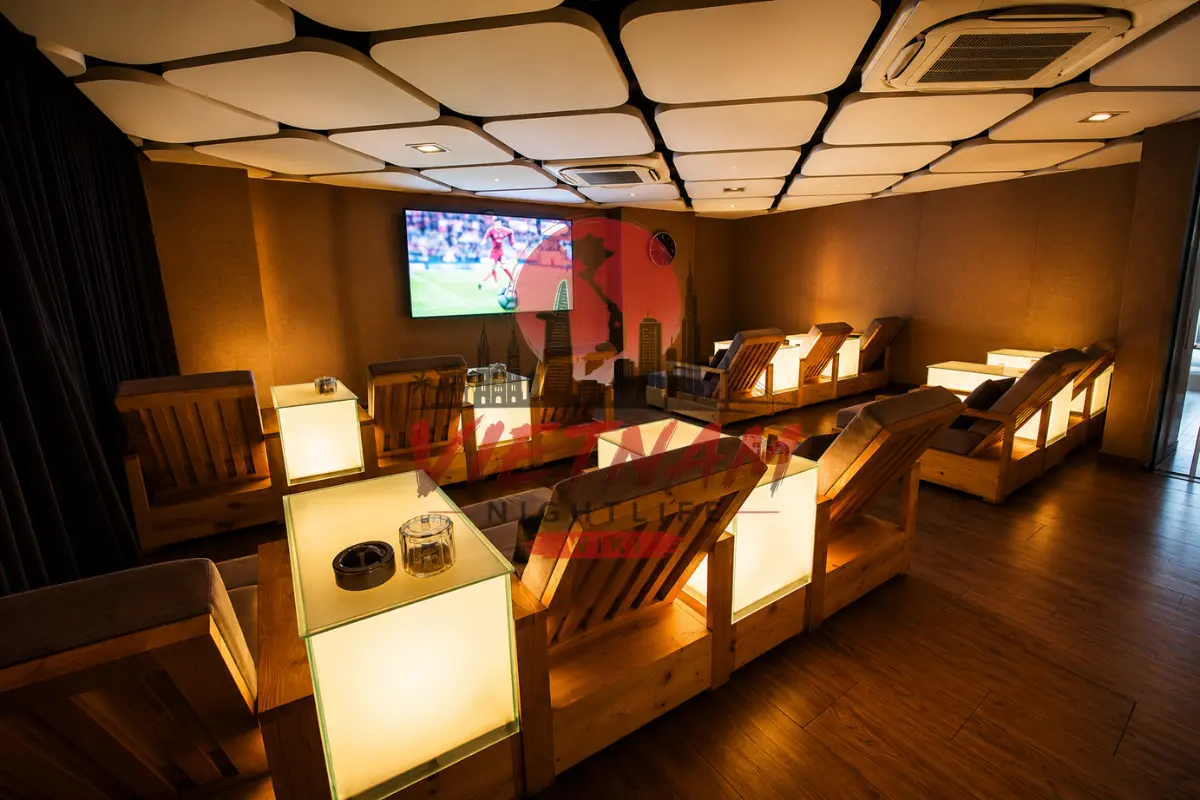 나트랑 화다4 마사지 대형 TV 화면과 원목 체어가 구비된 시네마 스타일 대기 휴게 라운지